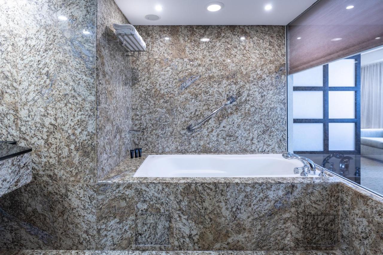 Eurobuilding Hotel & Suites Caracas Exterior photo Bathroom with granite tiles
