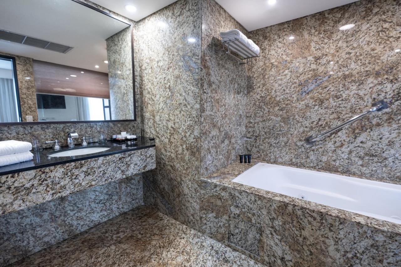 Eurobuilding Hotel & Suites Caracas Exterior photo Granite bathroom