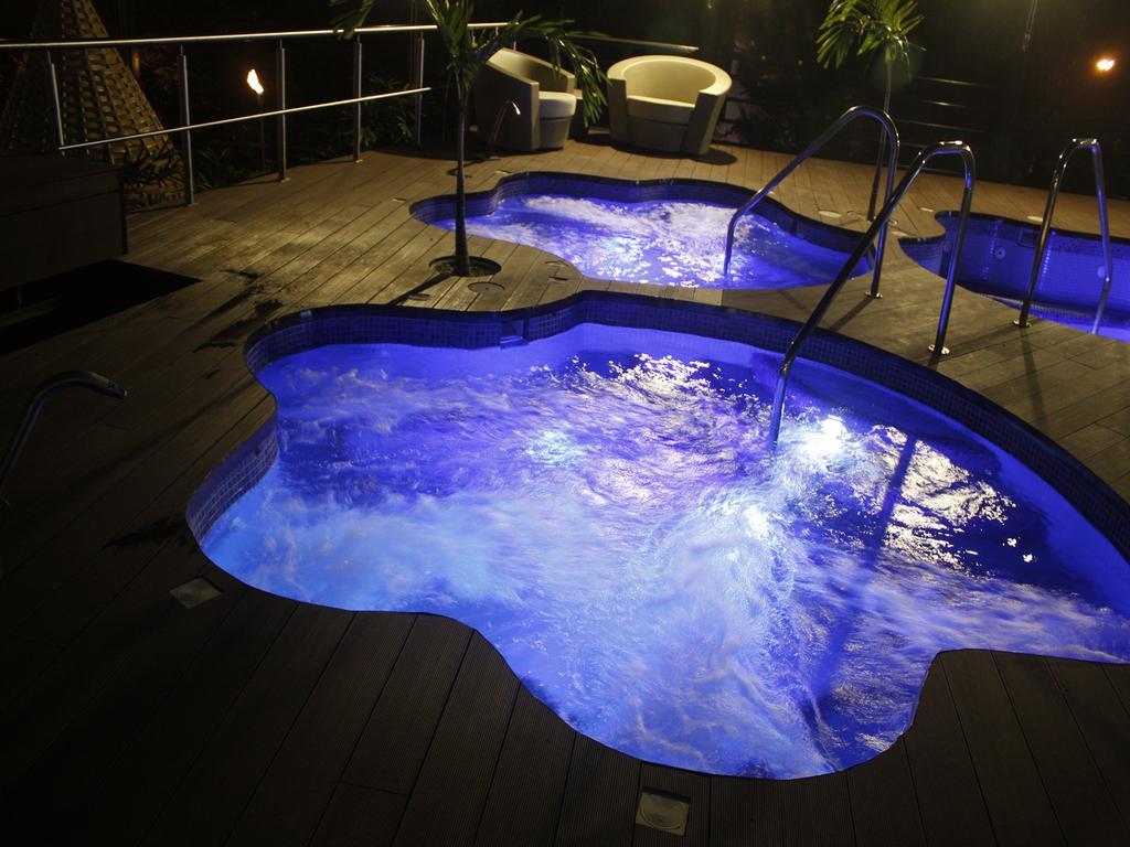 Eurobuilding Hotel & Suites Caracas Exterior photo A rooftop pool at night