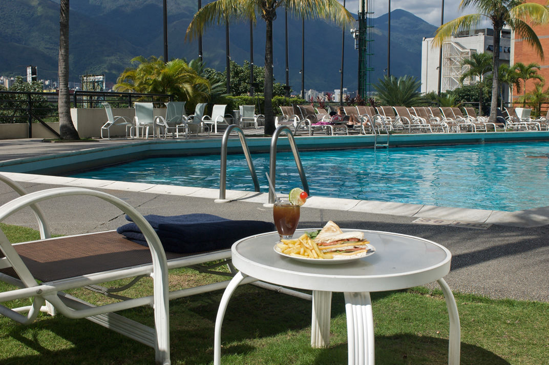 Eurobuilding Hotel & Suites Caracas Exterior photo Hotel's pool