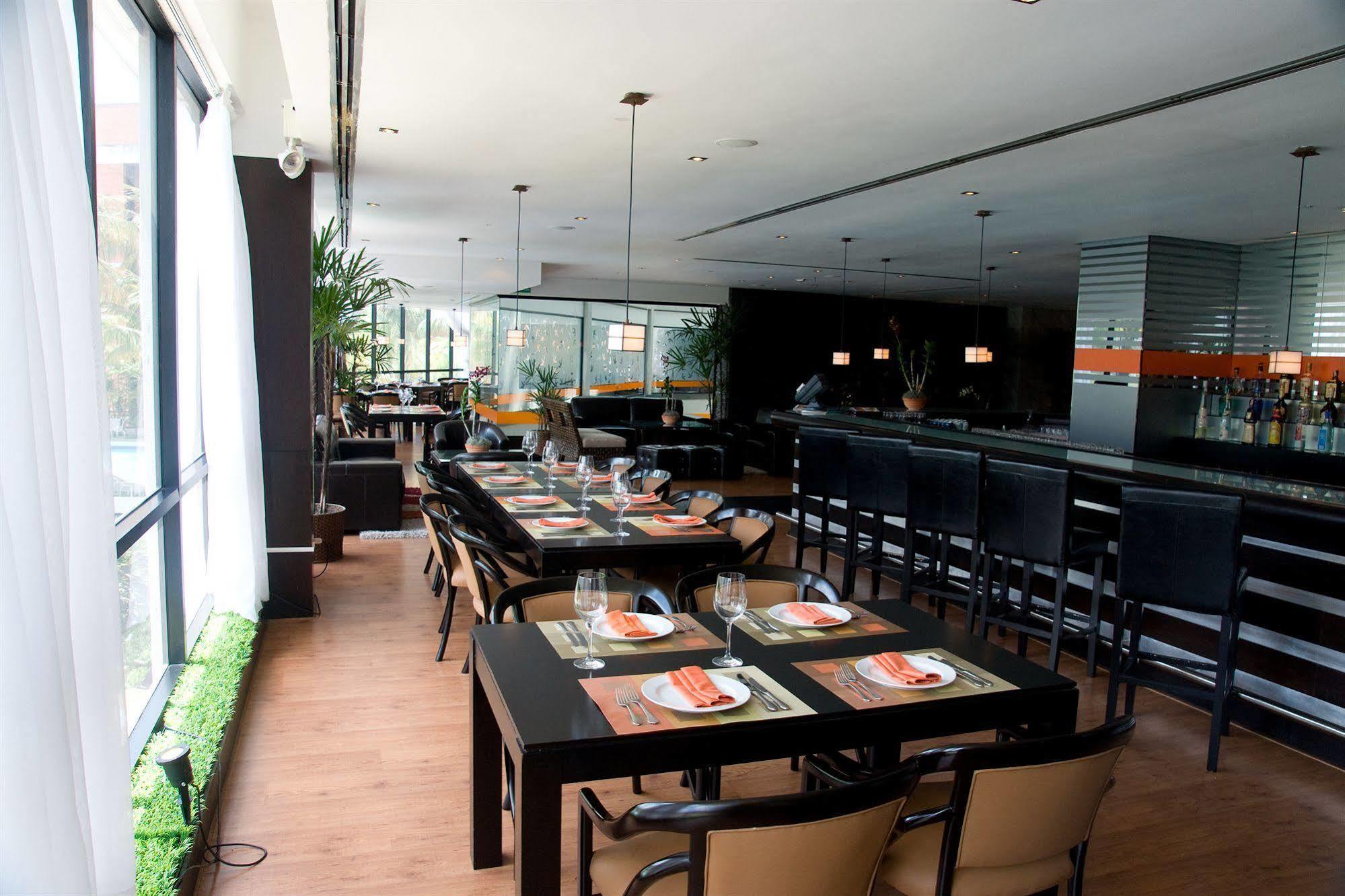 Eurobuilding Hotel & Suites Caracas Exterior photo The interior of the lounge